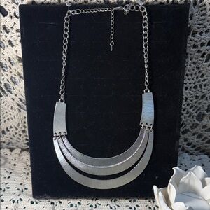 Elegant Silver tone Necklace